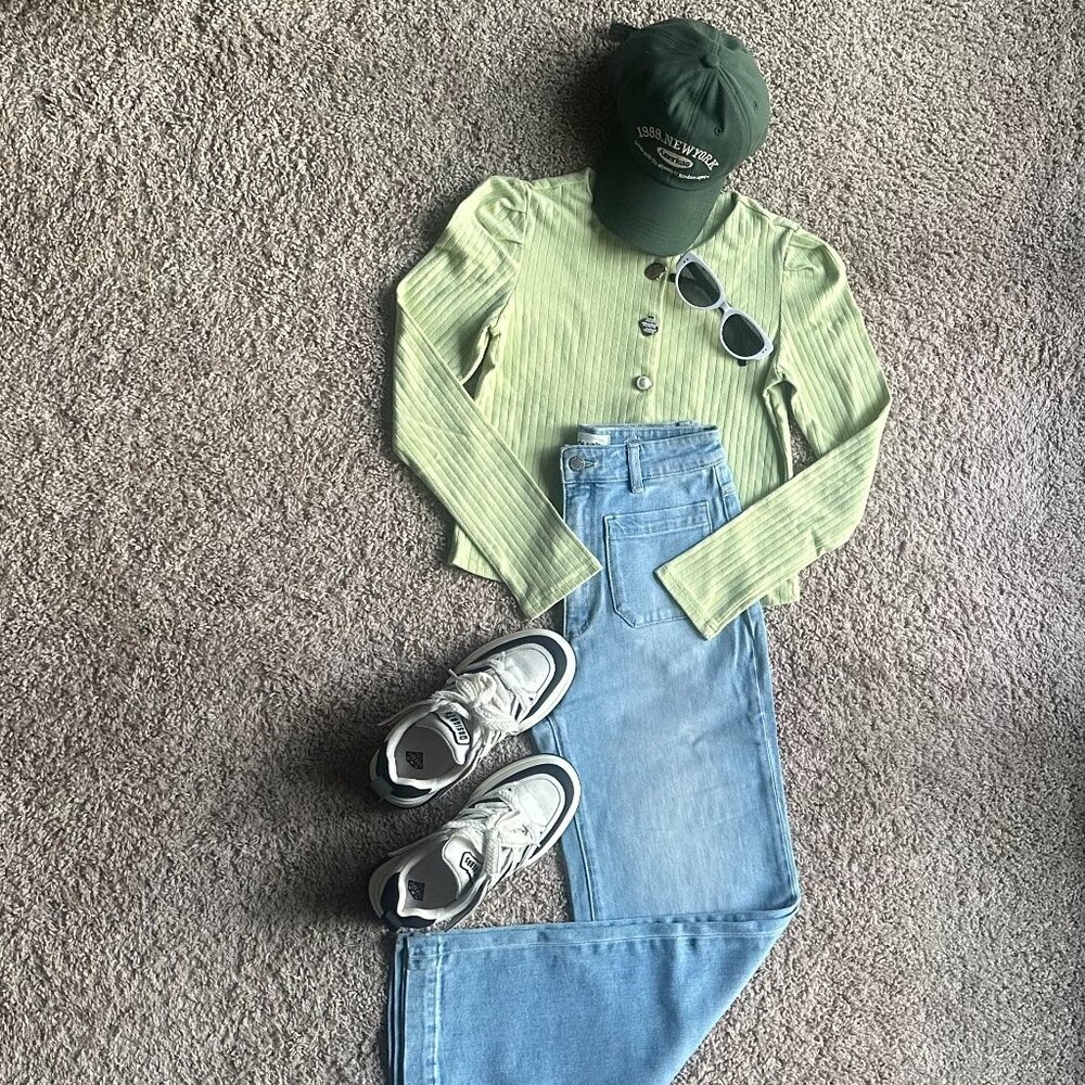 Light Green Fitted Knit Top – Ribbed Button Front – S